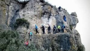 Grupo haciendo una via ferrata.
