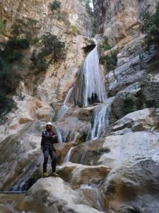 Chico al pie de una impresionante cascada de roca travertina.