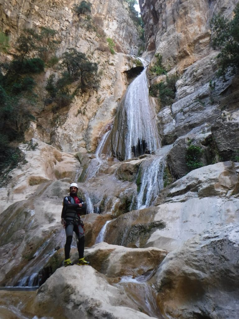 Chico al pie de una impresionante cascada de roca travertina.